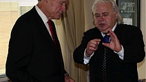Встреча В.И.Петрика с Дж. Бушем - старшим 16.12.2004г